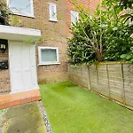 Spacious Double Bedroom With Private Bathroom Ensuite In London Canary Wharf E14, Only 1 Stop To Excel And O2 For Short Or Long Let In London Canary Wharf, Less Than An Hour From Heathrow, Stansted And Gatwick Airport