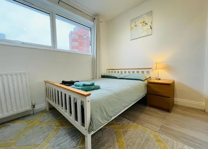 Spacious Double Bedroom With Private Bathroom Ensuite In London Canary Wharf E14, Only 1 Stop To Excel And O2 For Short Or Long Let In London Canary Wharf, Less Than An Hour From Heathrow, Stansted And Gatwick Airport