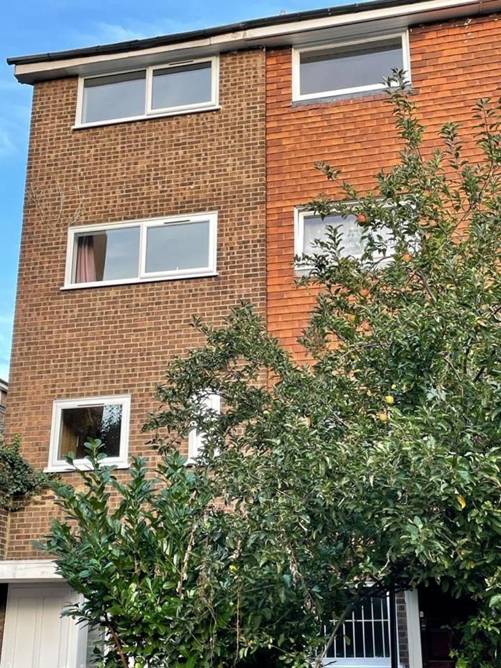 Spacious Double Bedroom With Private Bathroom Ensuite In Canary Wharf E14, Only 1 Stop To Excel And O2 For Short Or Long Let In Canary Wharf, Less Than An Hour From Heathrow, Stansted And Gatwick Airport London