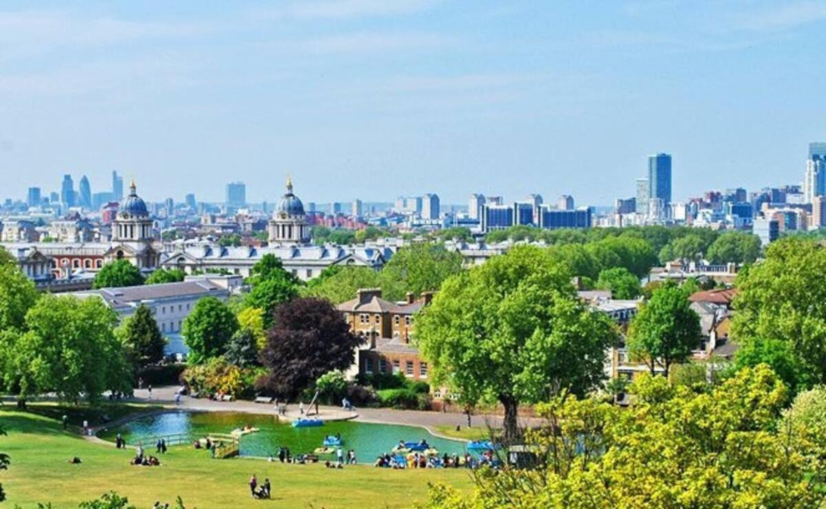 Guest house Spacious Double Bedroom With Private Bathroom Ensuite In Canary Wharf E14, Only 1 Stop To Excel And O2 For Short Or Long Let In Canary Wharf, Less Than An Hour From Heathrow, Stansted And Gatwick Airport London