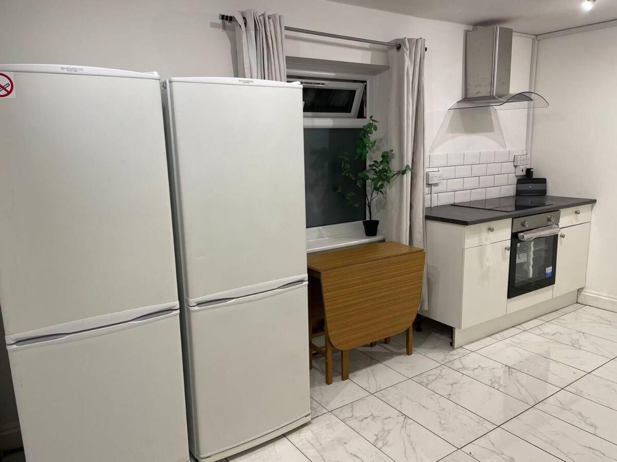 Guest house Spacious Double Bedroom With Private Bathroom Ensuite In Canary Wharf E14, Only 1 Stop To Excel And O2 For Short Or Long Let In Canary Wharf, Less Than An Hour From Heathrow, Stansted And Gatwick Airport