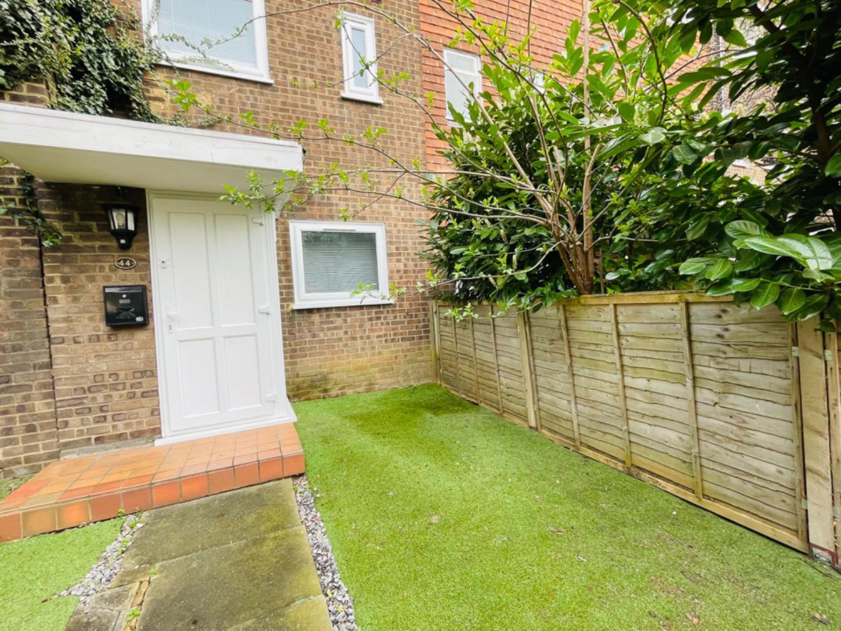 Spacious Double Bedroom With Private Bathroom Ensuite In Canary Wharf E14, Only 1 Stop To Excel And O2 For Short Or Long Let In Canary Wharf, Less Than An Hour From Heathrow, Stansted And Gatwick Airport Guest house
