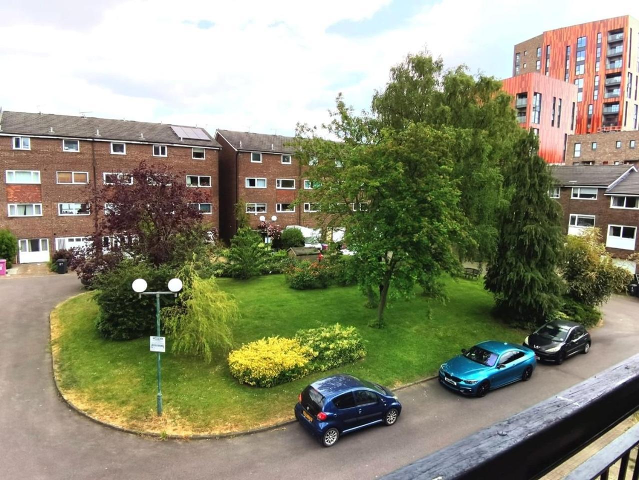 Guest house Spacious Double Bedroom With Private Bathroom Ensuite In Canary Wharf E14, Only 1 Stop To Excel And O2 For Short Or Long Let In Canary Wharf, Less Than An Hour From Heathrow, Stansted And Gatwick Airport London