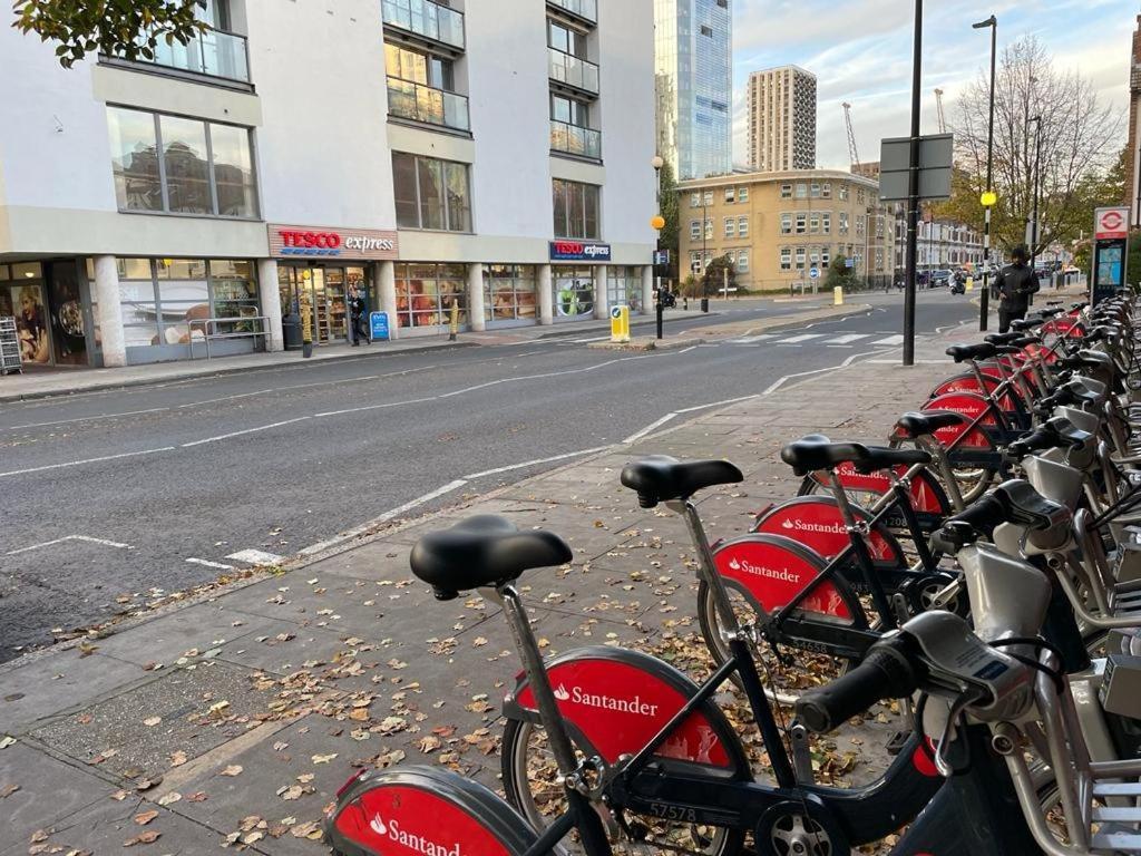 Guest house Spacious Double Bedroom With Private Bathroom Ensuite In Canary Wharf E14, Only 1 Stop To Excel And O2 For Short Or Long Let In Canary Wharf, Less Than An Hour From Heathrow, Stansted And Gatwick Airport