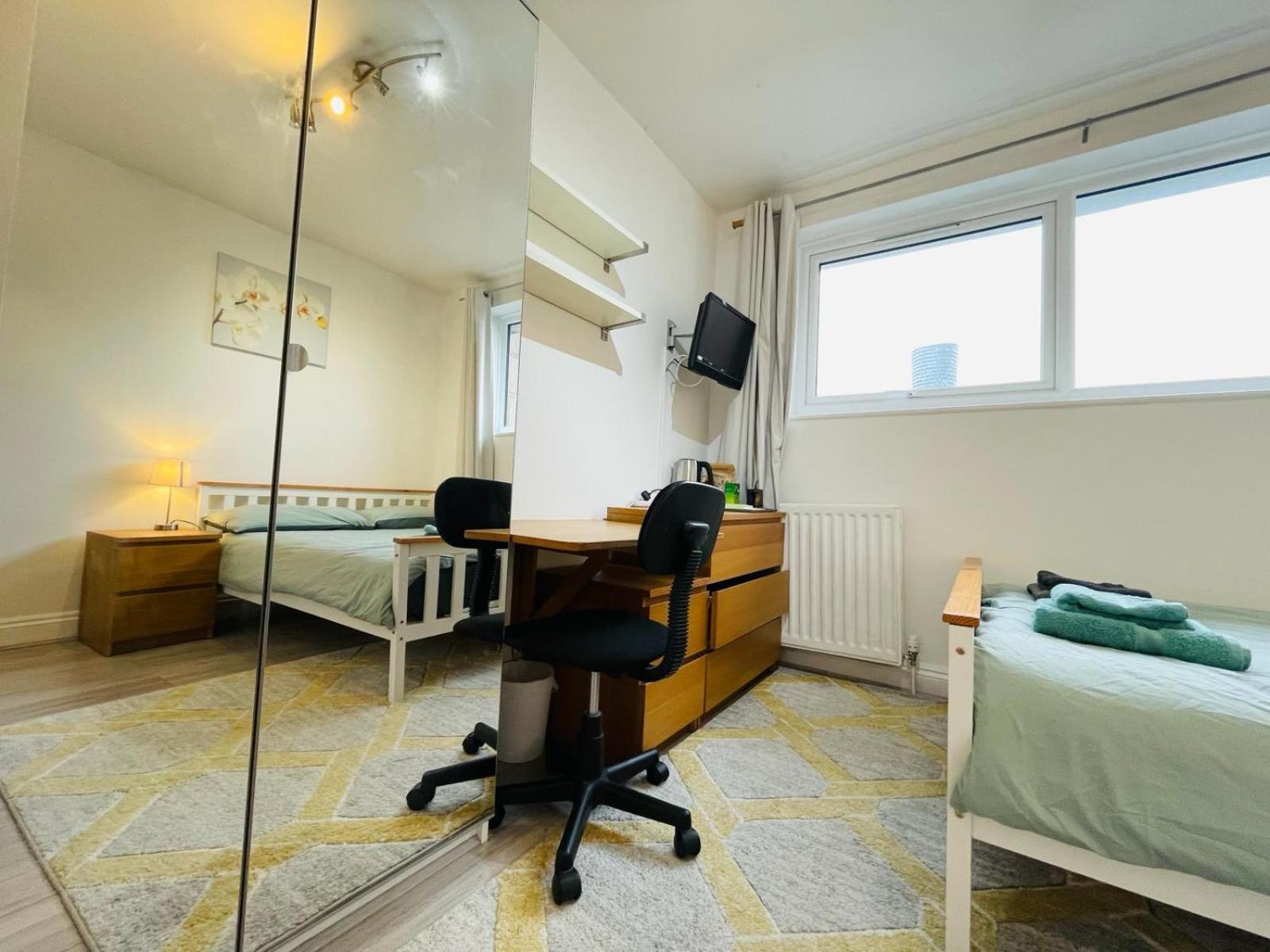 Guest house Spacious Double Bedroom With Private Bathroom Ensuite In Canary Wharf E14, Only 1 Stop To Excel And O2 For Short Or Long Let In Canary Wharf, Less Than An Hour From Heathrow, Stansted And Gatwick Airport