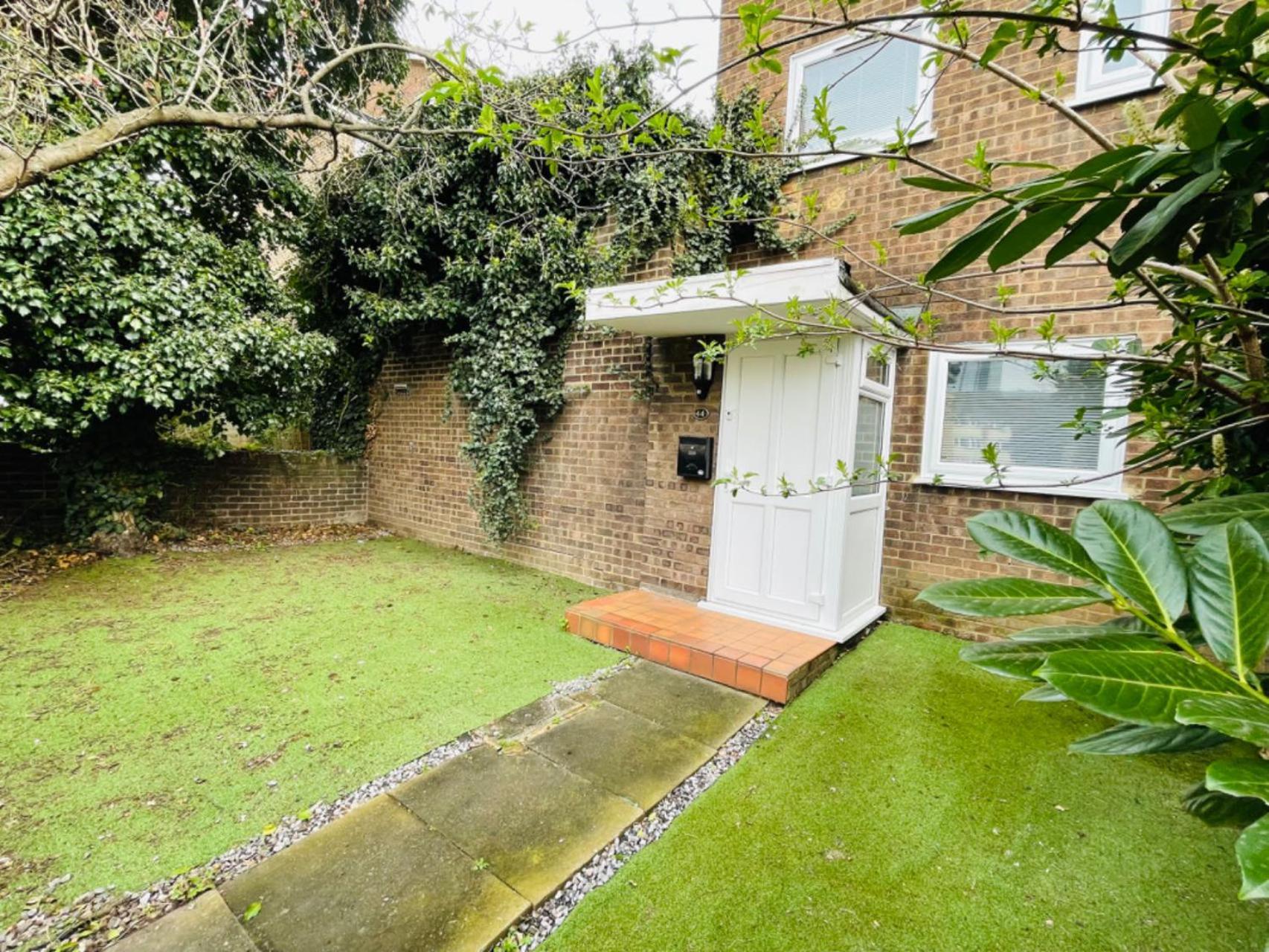 Spacious Double Bedroom With Private Bathroom Ensuite In Canary Wharf E14, Only 1 Stop To Excel And O2 For Short Or Long Let In Canary Wharf, Less Than An Hour From Heathrow, Stansted And Gatwick Airport Guest house